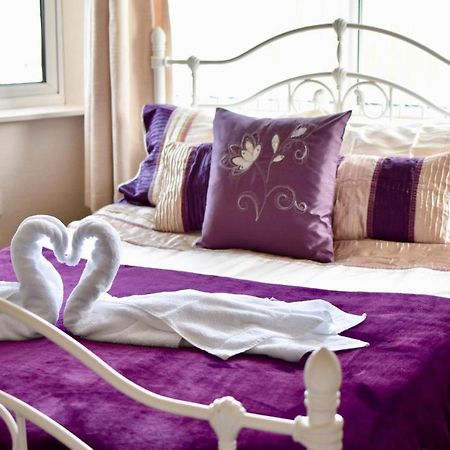 Witchingham B&B Holyhead Eksteriør billede