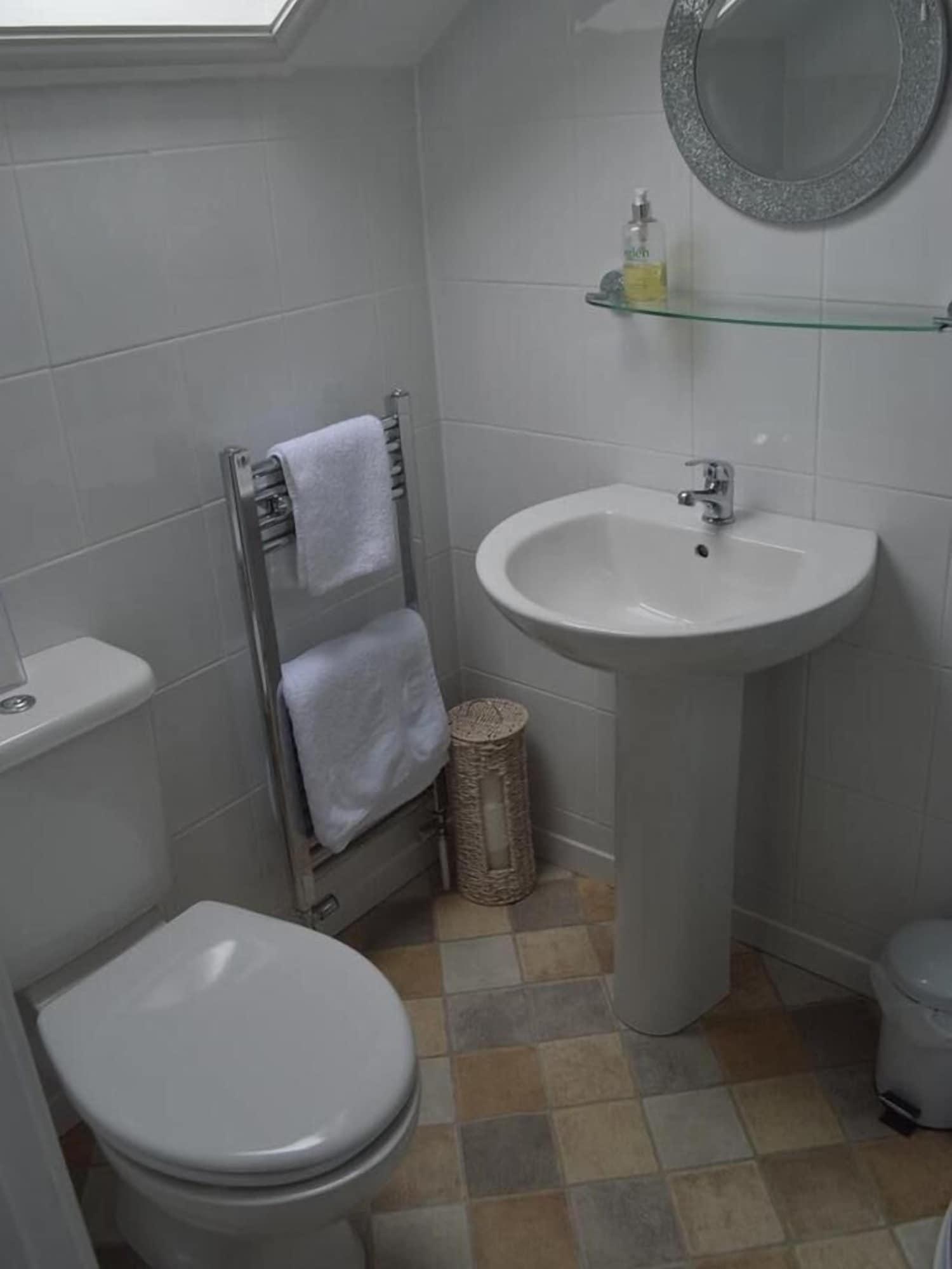 Witchingham B&B Holyhead Eksteriør billede